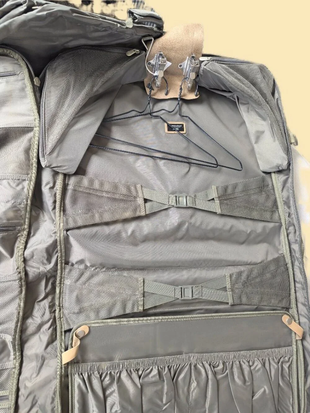 Briggs & Riley Baseline Nylon Garment Carrier w shoulder strap & combo lock